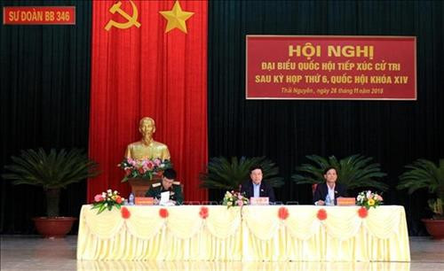 范平明在太原省第一军区第346号步兵师团接待选民。图自越通社 范平明在太原省第一军区第346号步兵师团接待选民。图自越通社