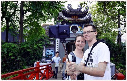 赴河内还剑湖旅游的游客。图自越通社 赴河内还剑湖旅游的游客。图自越通社