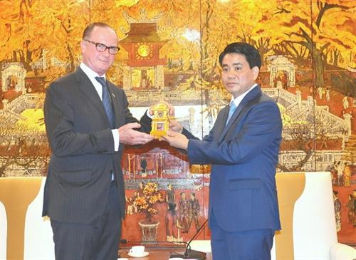 河内市人民委员会主席阮德钟向奥地利驻越大使托马斯赠送礼物。（图片来源：新河内报）