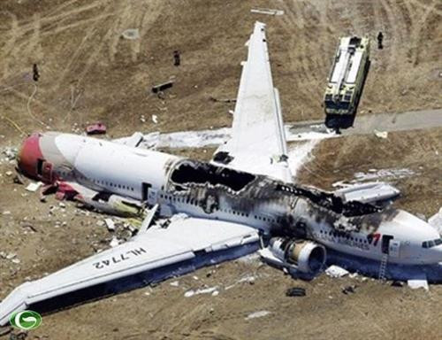 2013年7月6日,一架韩国亚洲航空公司波音777-200型客机在美国旧金山国际机场降落过程中发生事故,燃起大火。（图片来源：因特网）