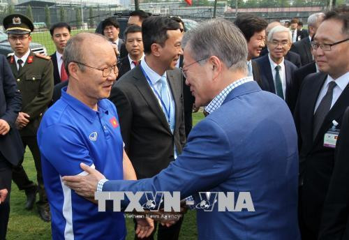 韩国总统文在寅（左）与越南U23队主教练朴恒绪