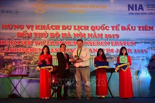 河内市旅游局局长陈德海向蒂莫库·克斯先生赠送礼物。图自越通社 河内市旅游局局长陈德海向蒂莫库·克斯先生赠送礼物。图自越通社