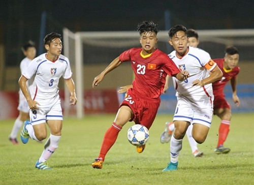 越南U19足球队（红色衣服）与（中国）台北U19足球队（图片来源：VFF）