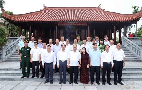 政府总理阮春福与太原省领导合影。(图片来源:越通社) 政府总理阮春福与太原省领导合影。(图片来源:越通社)