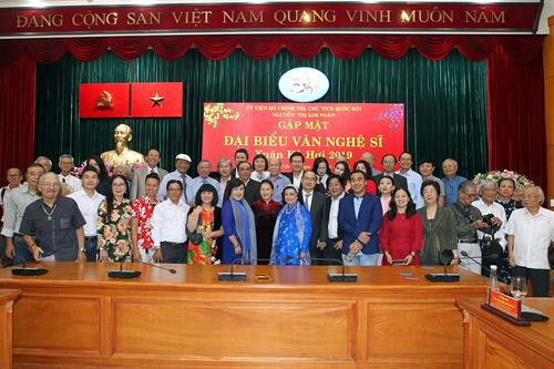 国会主席阮氏金银同南部各省市文艺工作者代表合影。(图片来源:越通社) 国会主席阮氏金银同南部各省市文艺工作者代表合影。(图片来源:越通社)