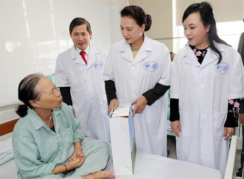 阮氏金银看望慰问正在中央传统医学医院接受治疗的病人并向他们送去慰问品。越通社记者 重德 摄