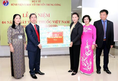 国会主席阮氏金银向中央传统医学医院赠送纪念品。越通社记者 重德 摄