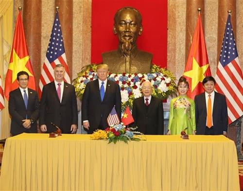 越捷航空公司和美国波音民用飞机集团飞机订购合同签署仪式。图自越通社