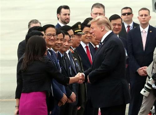 美国总统特朗普启程回国 越南政府办公厅主任梅进勇、外交部常务副部长裴青山等到机场欢送。图自越通社