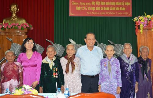 张和平向隆安省同塔梅平原各县20位英雄母亲送上慰问品。越通社记者 裴江 摄 张和平向隆安省同塔梅平原各县20位英雄母亲送上慰问品。越通社记者 裴江 摄