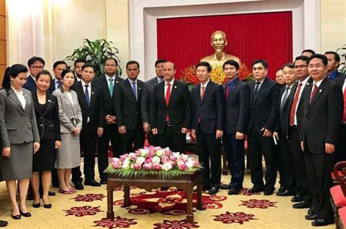 越共中央宣教部部长武文赏与柬埔寨青年联合会高级代表团合影。(图片来源:越通社) 越共中央宣教部部长武文赏与柬埔寨青年联合会高级代表团合影。(图片来源:越通社)