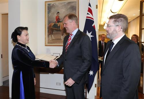 越南国会主席阮氏金银与澳大利亚众议院和参议院议长。(图片来源:越通社) 越南国会主席阮氏金银与澳大利亚众议院和参议院议长。(图片来源:越通社)