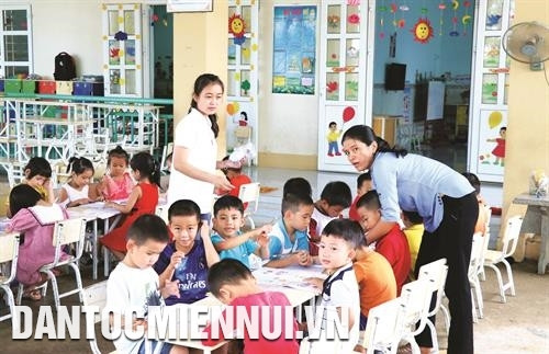 宁海县特别注重少数民族同胞教育工作，特别是少数民族语言和文字教学工作。记者 功暑 摄 永海乡民族同胞种植新葡萄品种NH 01-152。 记者 功暑 摄 春海乡家畜养殖是一大经济优势。 记者 功暑 摄 永海乡少数民族同胞能用上安全水。记者 功暑 摄