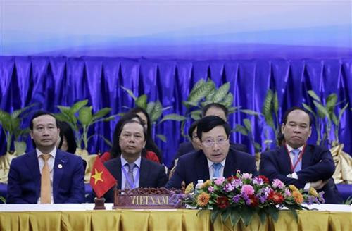 越南政府副总理兼外长范平明发言。图自越通社