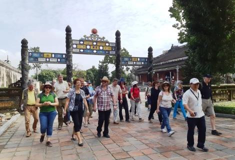 赴顺化旅游的游客。（图片来源：越通社）