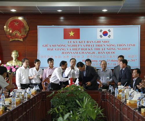 双方签署协议。（图片来源：越通社）