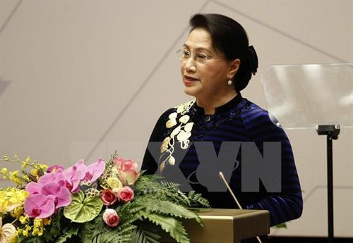 越南国会主席阮氏金银在开幕式上致词。（图片来源：越通社）