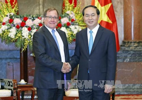 越南国家主席陈大光（右）与新西兰外交部长默里・麦卡利（左）。（图片来源：越通社）