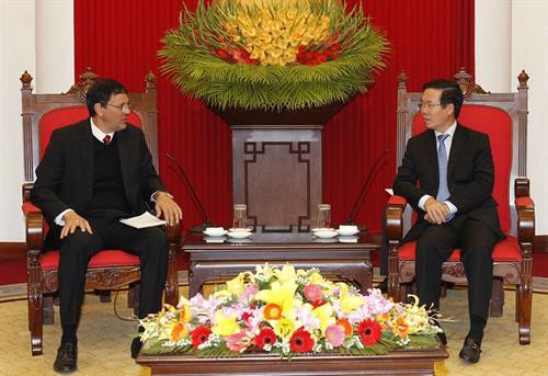 越共中央宣教部部长武文赏会见古共中央对外部副部长卡洛斯·马尔桑。（图片来源：越通社）