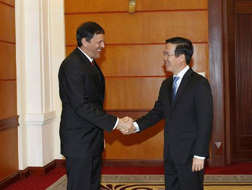 越共中央宣教部部长武文赏会见古共中央对外部副部长卡洛斯·马尔桑。（图片来源：越通社）