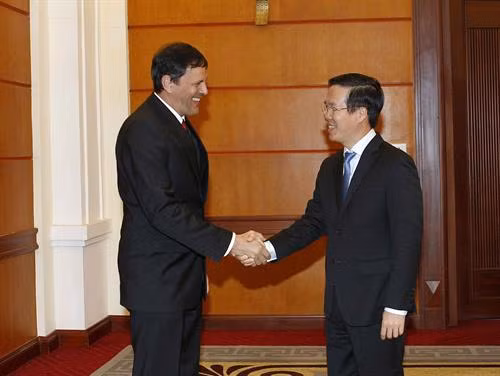 越共中央宣教部部长武文赏会见古共中央对外部副部长卡洛斯·马尔桑。(图片来源:越通社) 越共中央宣教部部长武文赏会见古共中央对外部副部长卡洛斯·马尔桑。(图片来源:越通社)