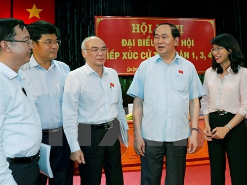 越南国家主席陈大光接触胡志明市选民。（图片来源：越通社）