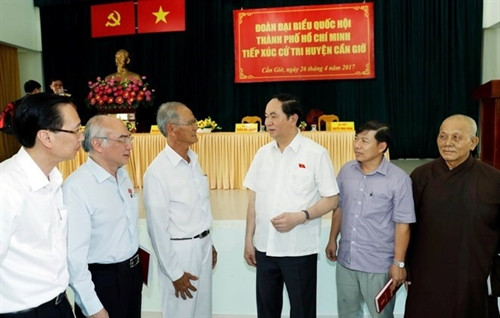 越南国家主席陈大光与芹椰县选民接触。(图片来源：越通社）