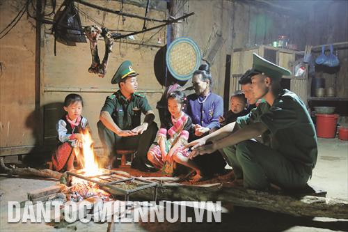 山罗边防部队向少数民族同胞宣传党和国家的主张和政策。