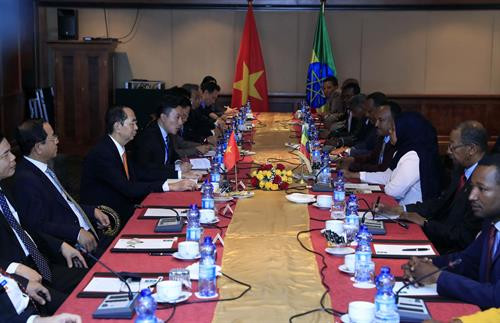 越南国家主席陈大光会见埃塞俄比亚参议院议长克里娅·易卜拉欣。图自越通社 越南国家主席陈大光会见埃塞俄比亚参议院议长克里娅·易卜拉欣。图自越通社