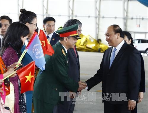 越南政府总理阮春福抵达纽约约翰·菲茨杰拉德·肯尼迪国际机场。越南驻美国大使馆工作人员和旅美越南人来到机场迎接。越通社记者统一 摄