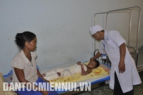 色当族同胞保健工作一直受党和国家的关注。记者 文芳 摄 得苏县卫生所所长、色党族人阿铝医生为少数民族同胞子女看病。记者 文芳 摄