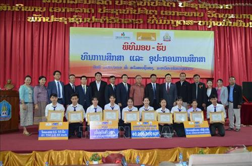 在老越南企业向贫困优秀学生颁发助学金。图自越通社 在老越南企业向贫困优秀学生颁发助学金。图自越通社