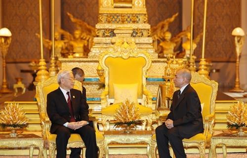 资料图:2017年访问柬埔寨期间,越共中央总书记阮富仲(左)同柬埔寨国王西哈莫尼举行会谈。图自越通社 资料图:2017年访问柬埔寨期间,越共中央总书记阮富仲(左)同柬埔寨国王西哈莫尼举行会谈。图自越通社