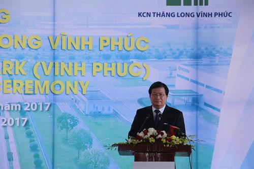 越南政府副总理郑廷勇在会议上发表讲话。（图片来源：www.baomoi.com）