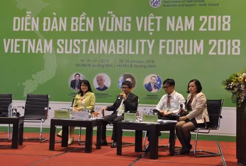 参加2018年越南可持续发展论坛的专家。(图片来源:baoquangninh.com.vn) 参加2018年越南可持续发展论坛的专家。(图片来源:baoquangninh.com.vn)