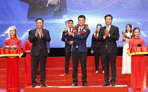 政府副总理王廷惠(左一)向2018年优秀创业青年企业家授予奖励 图自越通社 政府副总理王廷惠(左一)向2018年优秀创业青年企业家授予奖励 图自越通社