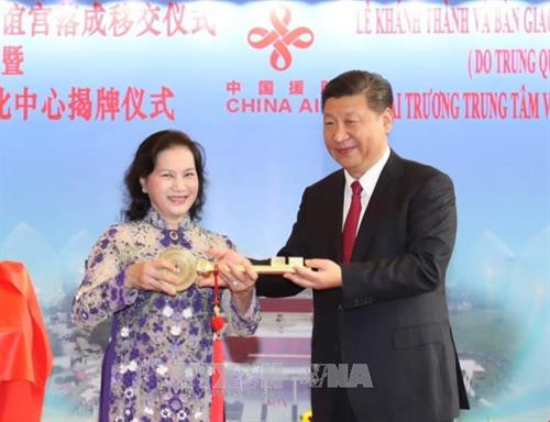 国会主席阮氏金银与习近平同志主持了越中友谊宫钥匙移交仪式（图片来源：越通社）