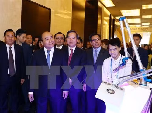 越南政府总理阮春福参观第四次工业革命技术展览会的展位。(图片来源:越通社) 越南政府总理阮春福参观第四次工业革命技术展览会的展位。(图片来源:越通社)