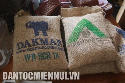 邦美蜀咖啡地理标志 （左）。记者 范强 摄