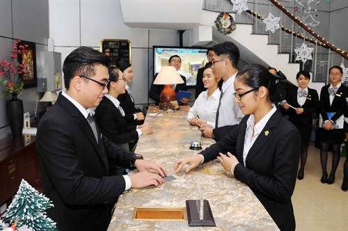 胡志明市五星级酒店前台接待岗位培训班。(图片来源:越通社) 胡志明市五星级酒店前台接待岗位培训班。(图片来源:越通社)