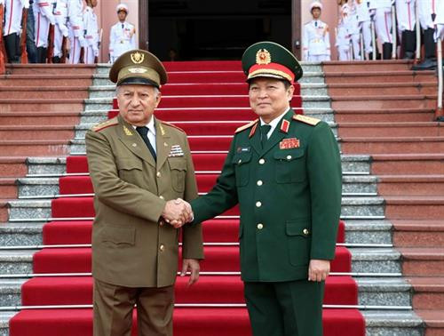 越南国防部部长吴春历大将与古巴革命武装力量部部长莱奥波尔多•辛特拉•弗里亚斯上将举行会谈。图自越通社
