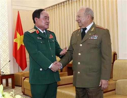 越南国防部副部长陈单上将与古巴革命武装力量部部长莱奥波尔多•辛特拉•弗里亚斯上将举行会谈。图自越通社