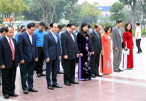 由黄忠海为首的代表团向列宁塑像敬香花圈 。图自越通社