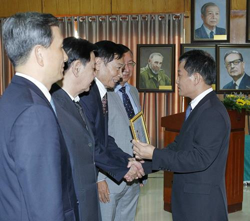 敦俊峰向越南伊朗友好协会在上一个任期内工作出色的个人授予“致力于各民族和平与友谊”纪念章。 图自越通社