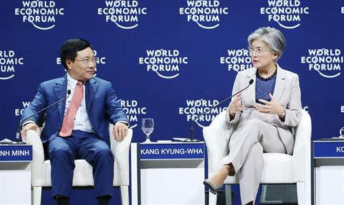 政府副总理兼外交部部长范平明与韩国外长康京和。 图自越通社