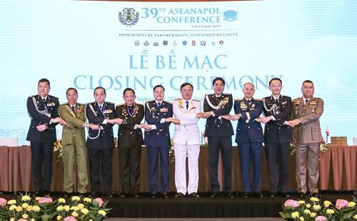 ASEANAPOL 10个成员国代表团团长合影。图自越通社