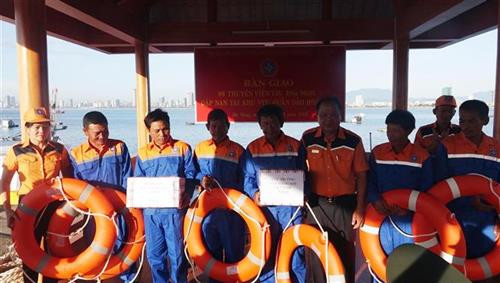 获解救的各名渔民受到慰问品 图自越通社 获解救的各名渔民受到慰问品 图自越通社