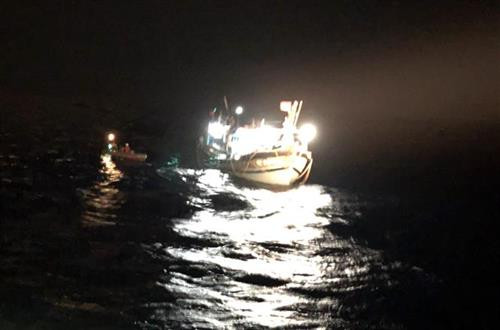 遇险船只营救现场 图自越通社 遇险船只营救现场 图自越通社