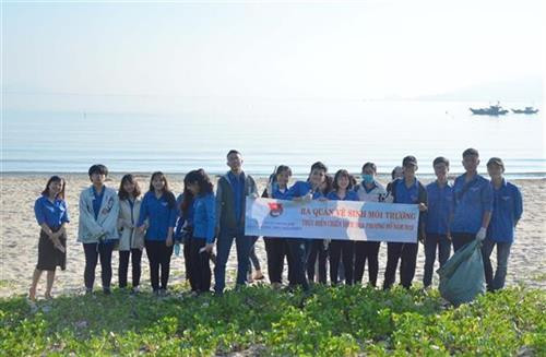 岘港团市委和青年联合会的200多青年团员积极参加2019年清洁海洋活动。图自越通社 岘港团市委和青年联合会的200多青年团员积极参加2019年清洁海洋活动。图自越通社