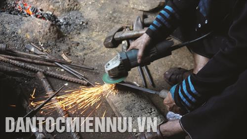 把产品磨利和光滑。